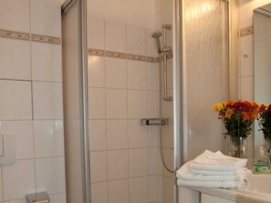 Haartrockner, Handtücher, Seife, Toilettenpapier