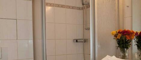 Douche, séchoir à cheveux, serviettes fournies, savon