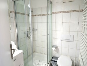 Haartrockner, Handtücher, Seife, Toilettenpapier