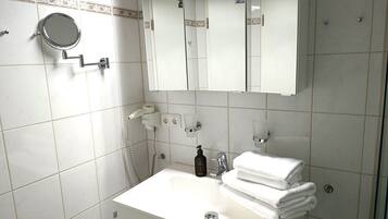 Dusche, Haartrockner, Handtücher, Seife