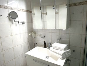 Douche, sèche-cheveux, serviettes fournies, savon