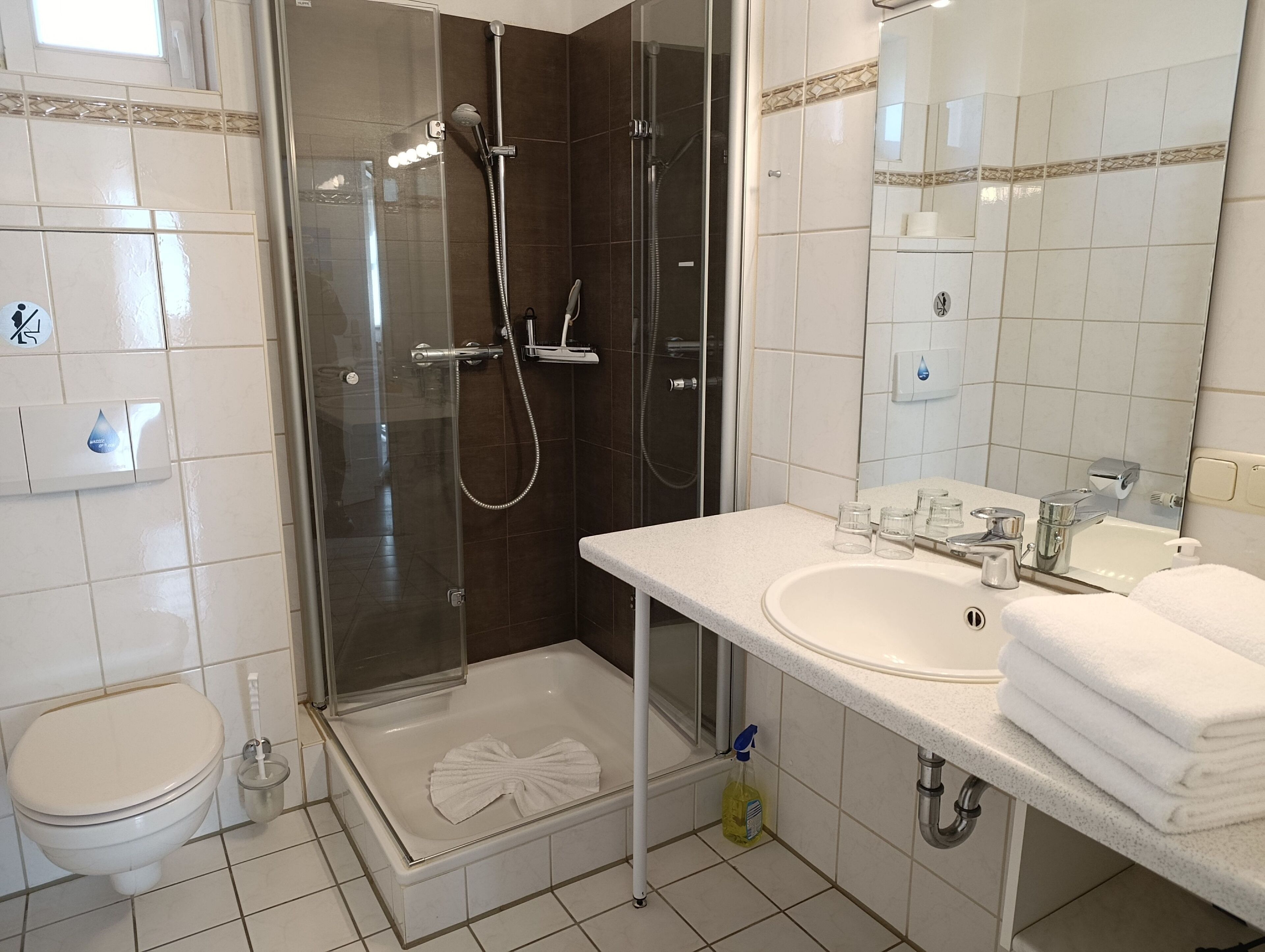 Dusche, Haartrockner, Handtücher, Seife