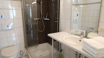 Dusche, Haartrockner, Handtücher, Seife