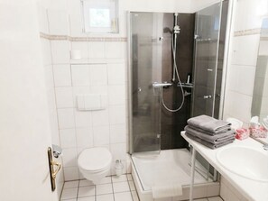 Dusj, hårføner, håndklær og såpe