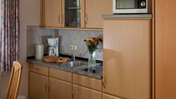 Kühlschrank, Mikrowelle, Wasserkocher mit Kaffee-/Teezubehör