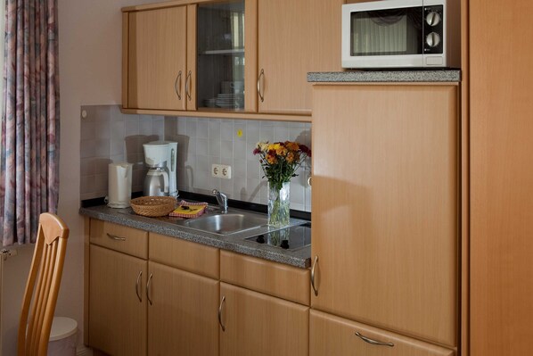 Kühlschrank, Mikrowelle, Wasserkocher mit Kaffee-/Teezubehör
