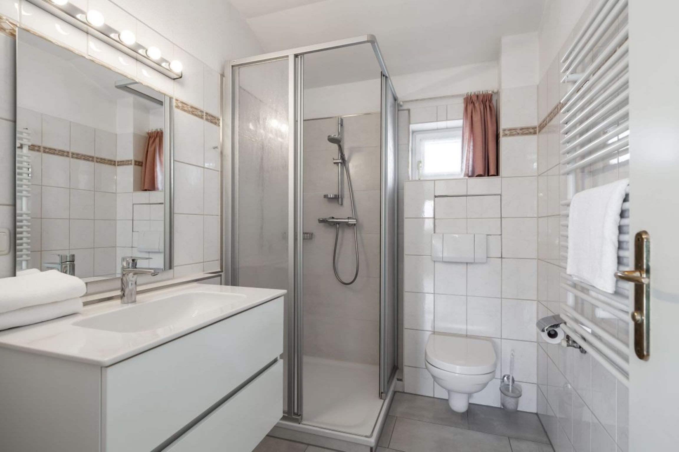 Dusche, Haartrockner, Handtücher, Seife