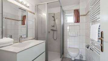 Dusche, Haartrockner, Handtücher, Seife