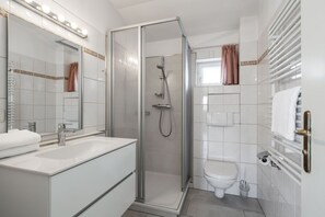 Chuveiro, secador de cabelo, toalhas de banho, sabonete