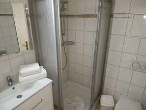 Haartrockner, Handtücher, Seife, Toilettenpapier