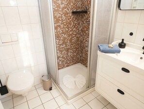 シャワー、ヘアドライヤー、タオル、石鹸