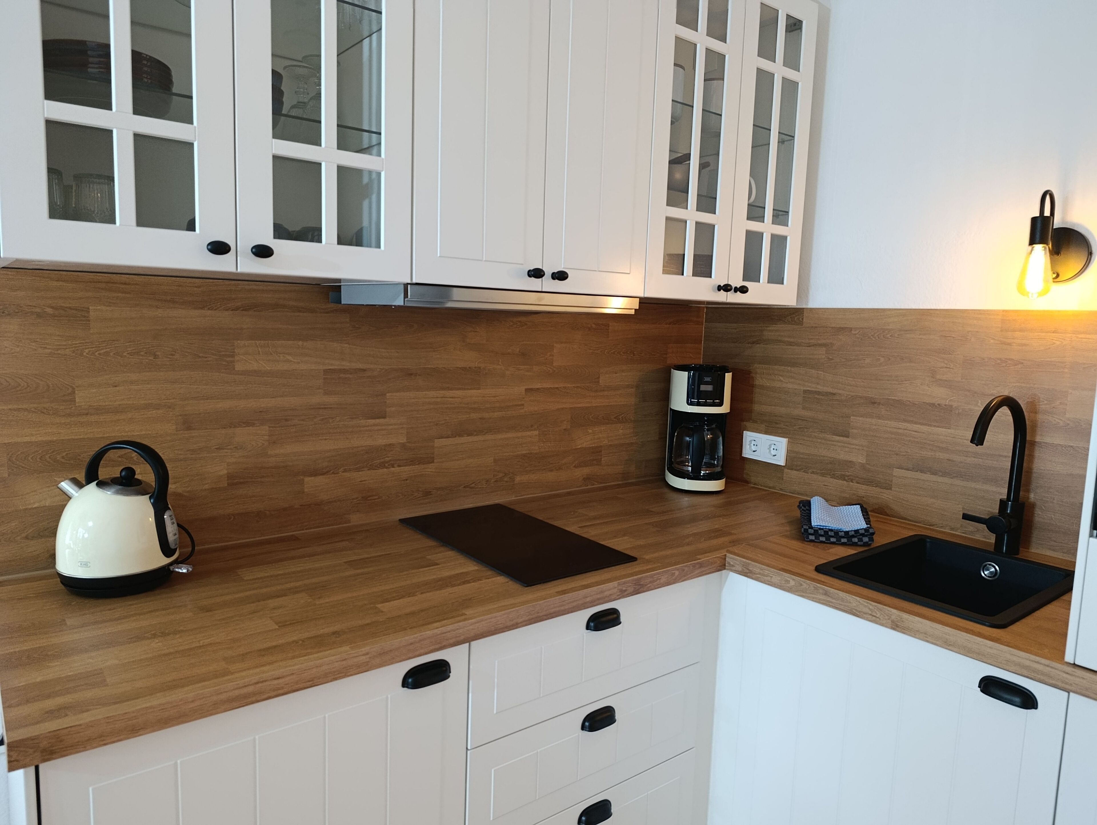 Kühlschrank, Ofen, Geschirrspüler, Wasserkocher mit Kaffee-/Teezubehör