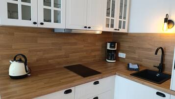 Kühlschrank, Ofen, Geschirrspüler, Wasserkocher mit Kaffee-/Teezubehör