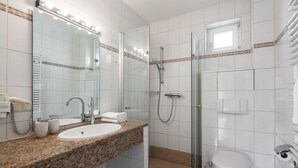 تجهيزات دش، مجففات شعر، مناشف، صابون