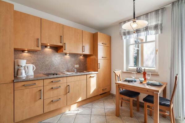 Kühlschrank, Mikrowelle, Ofen, Geschirrspüler