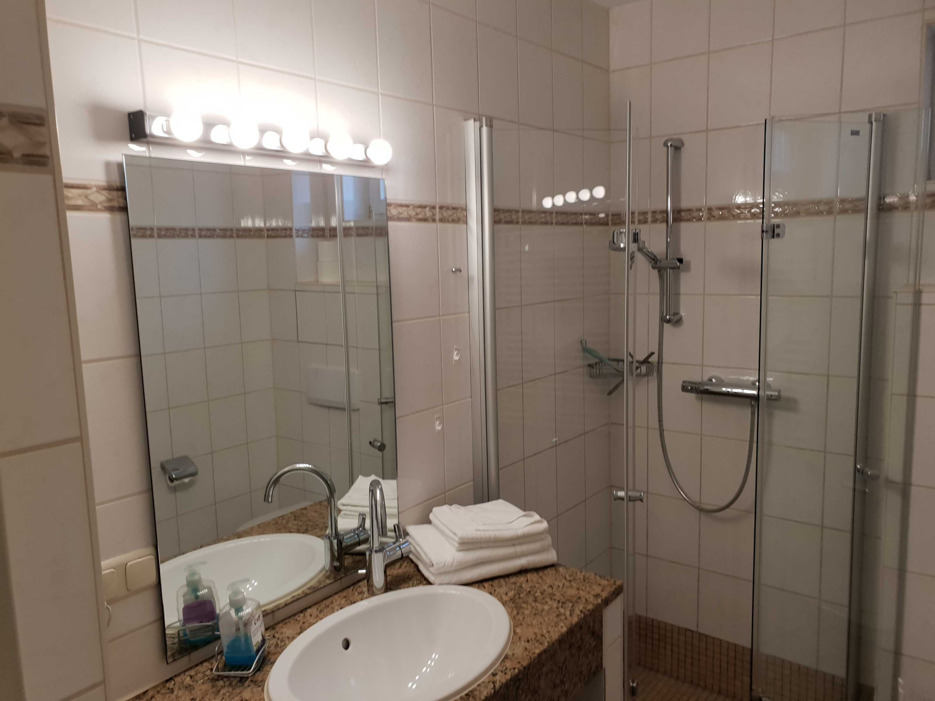 Dusche, Haartrockner, Handtücher, Seife