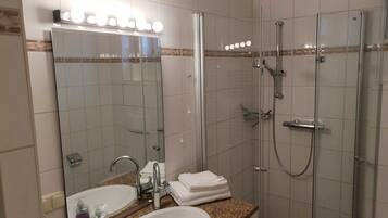 Dusche, Haartrockner, Handtücher, Seife