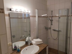Dusj, hårføner, håndklær og såpe