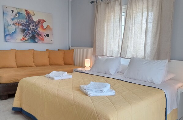 Habitación de hotel con una cama grande, una mesita de noche, una lámpara y un cuadro en la pared.