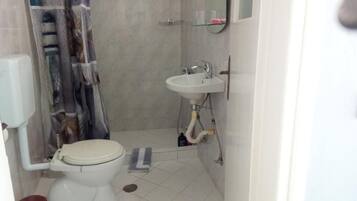 Shower, rainfall showerhead, free toiletries, hair dryer