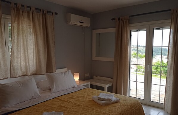 Studio (2) | Premium bedding, pillowtop beds, soundproofing, free WiFi - Sivotahomes-blue (Igoumenitsa)