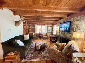 TV, fireplace, table football - "Good Times" Gameroom, WiFi, Close to Boone (Boone)