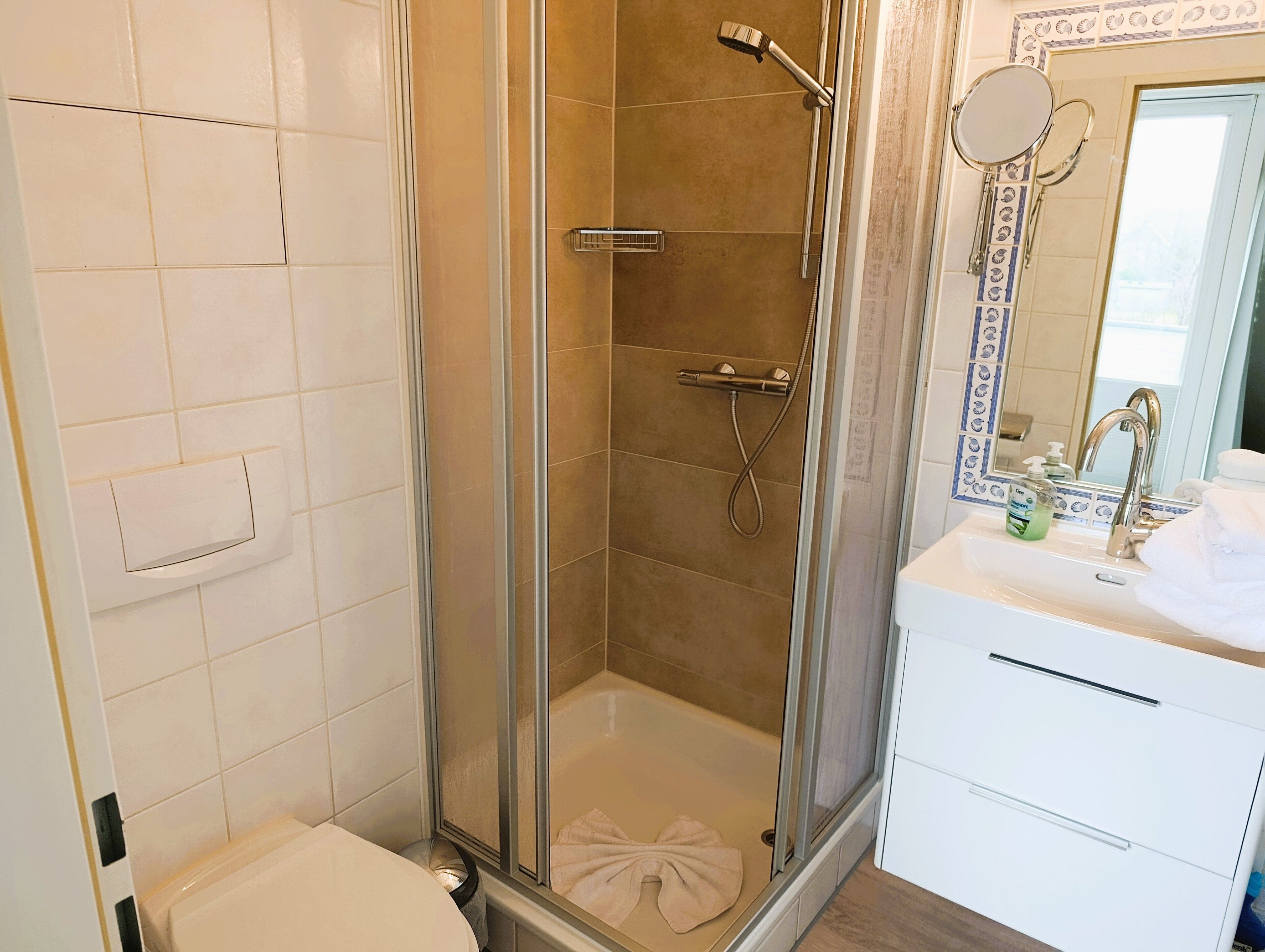 Dusche, Haartrockner, Handtücher, Seife