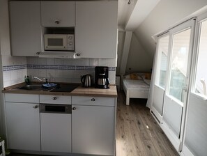 Frigorífico, microondas, lavavajillas y cafetera o tetera