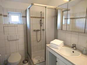 Dusj, hårføner, håndklær og såpe