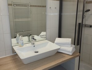 Ducha, secador de pelo, toallas y jabón