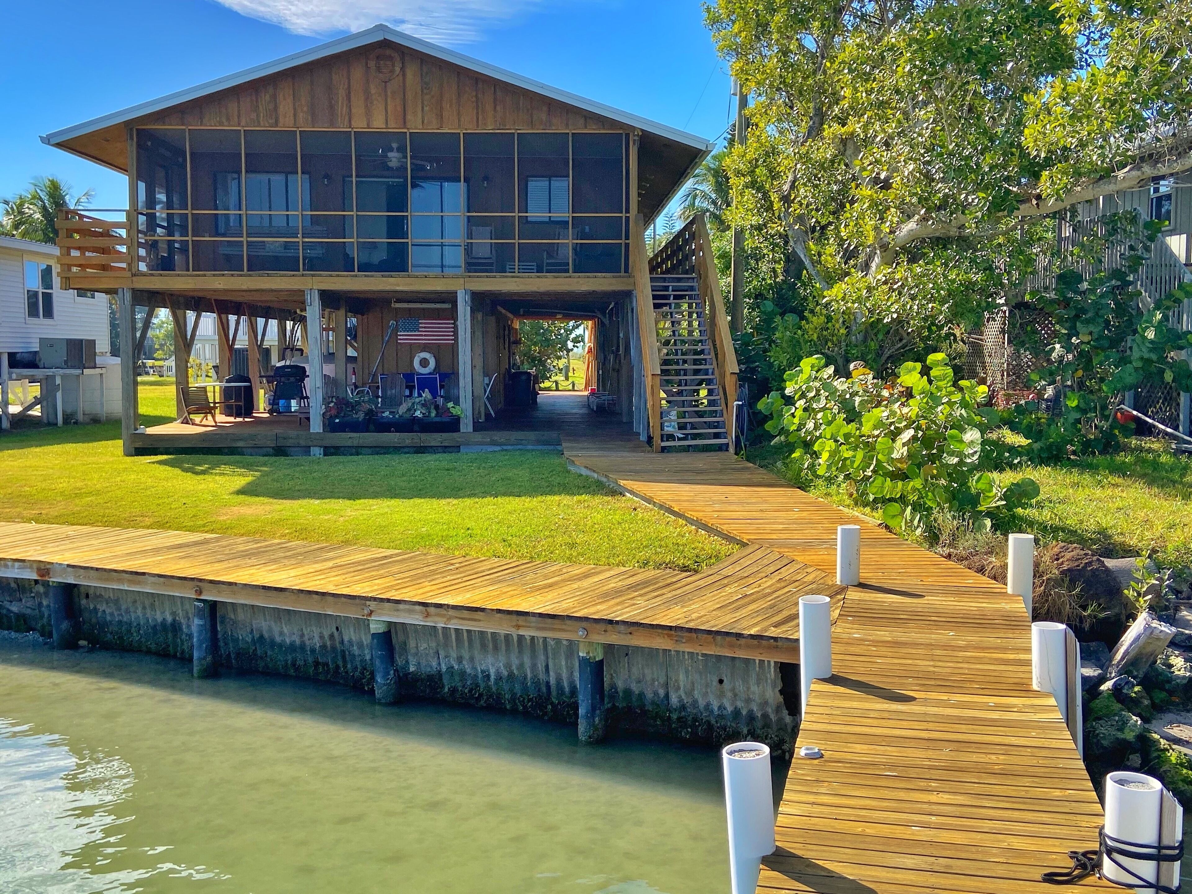 Front yard, the dock is very close, so arrival is easy!