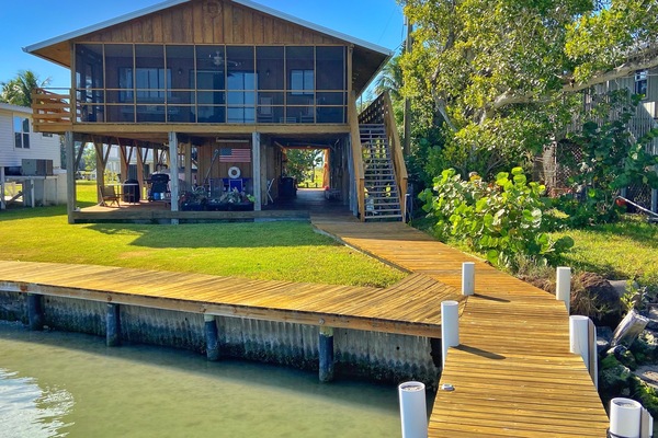 Front yard, the dock is very close, so arrival is easy!