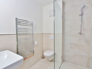Apartment | Badezimmer | Dusche, Handtücher