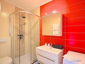 Apartment | Bathroom | Shower, towels