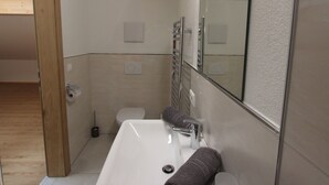 Apartment | Badezimmer | Dusche, Handtücher