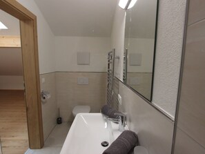 Apartment | Badezimmer | Dusche, Handtücher