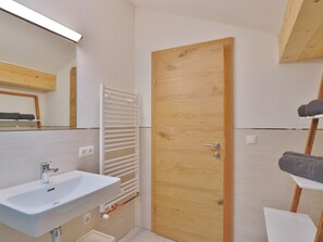 Apartment | Badezimmer | Dusche, Handtücher
