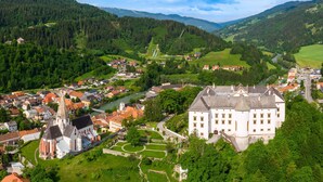 A historic town with a prominent castle, a church, and a river. - Spacious Chalet near Ski Area in Sankt Georgen ob Murau (Sankt Georgen am Kreischberg)