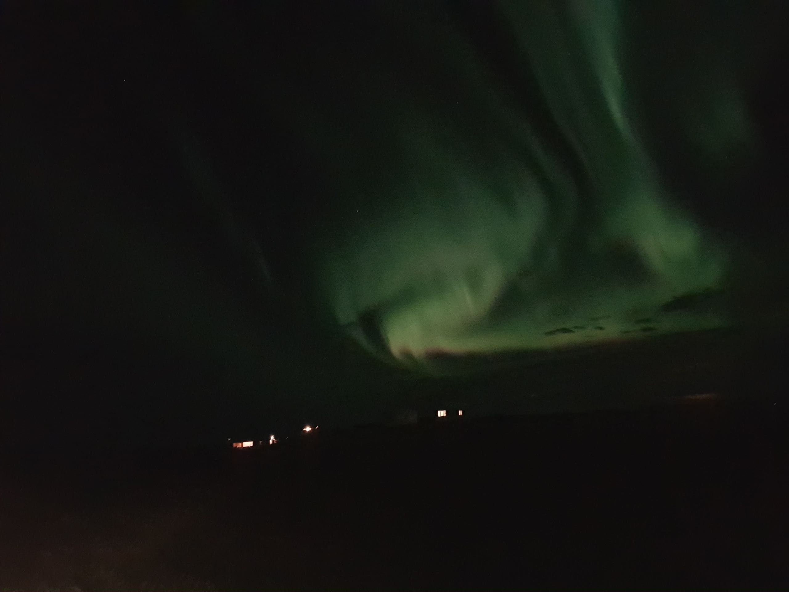 Vista del cielo nocturno con la aurora boreal.