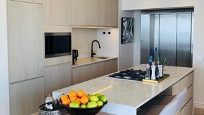 Cobertura superluxo, 2 quartos | Cozinha privada | Cafeteira/chaleira