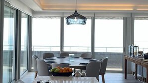 Cobertura superluxo, 2 quartos | Opções para refeição no quarto