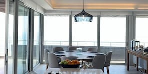 Appartement Penthouse luxueux, 2 chambres | Repas dans la chambre