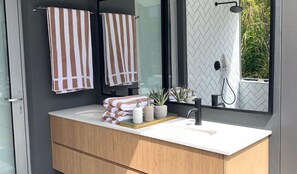 奢华顶层房, 2 间卧室 | 浴室 | 免费洗浴用品、毛巾