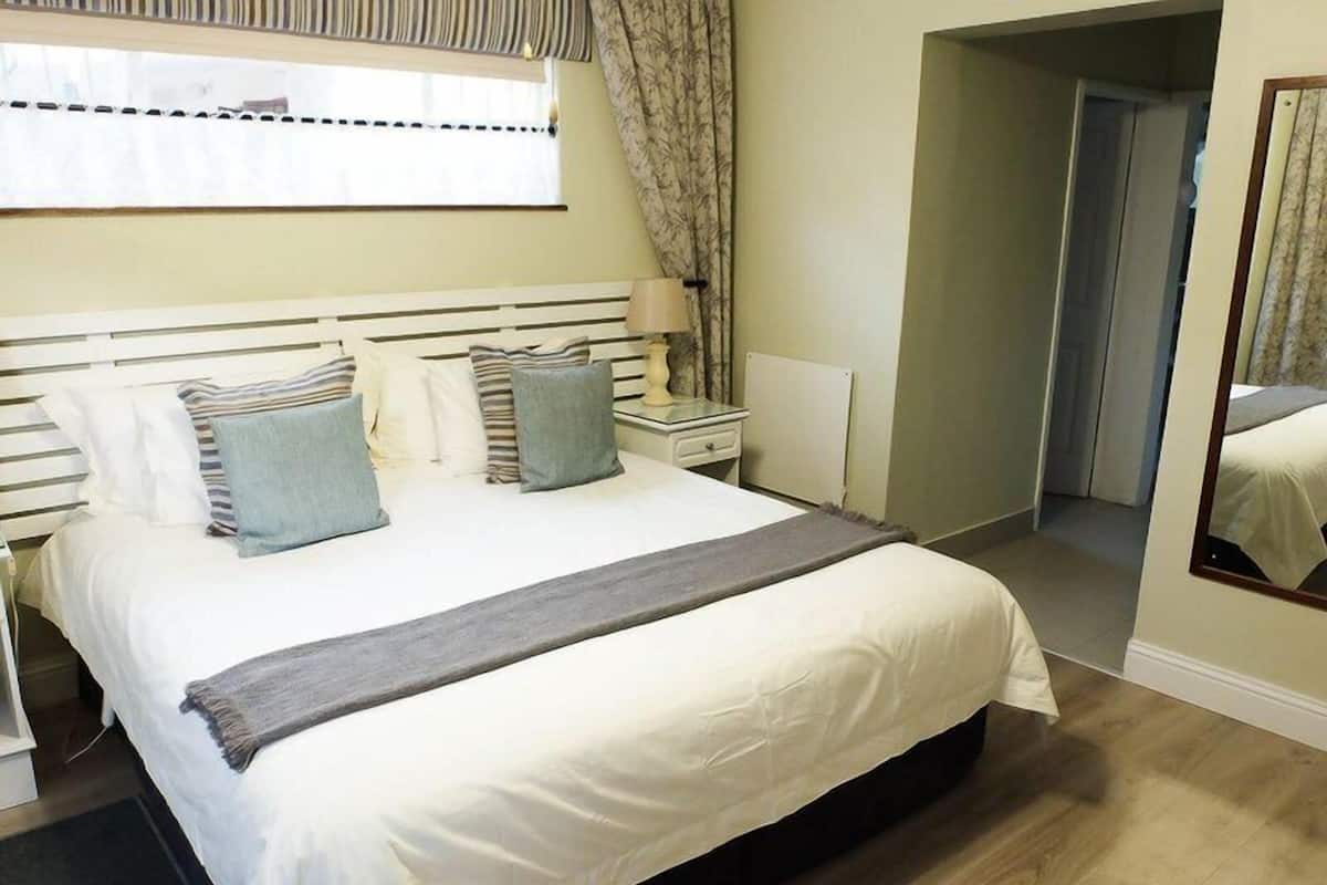Minibar, wifi gratis y ropa de cama
