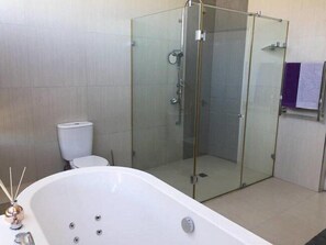 Combined shower/tub, towels, soap, shampoo