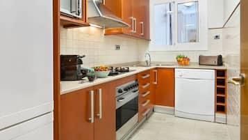 Frigorífic gran, microones, forn i placa de cuina
