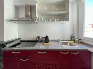 Full-size fridge, microwave, stovetop, coffee/tea maker - Stay U-nique Apartment Sèneca (Barcelona)