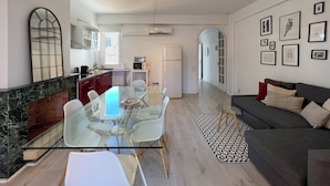 A modern apartment with a kitchen, dining area, and living room. - Stay U-nique Apartment Sèneca (Barcelona)