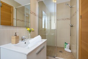 Separate tub and shower, hair dryer, towels, soap - Stay U-nique Apartment Sicília (Barcelona)