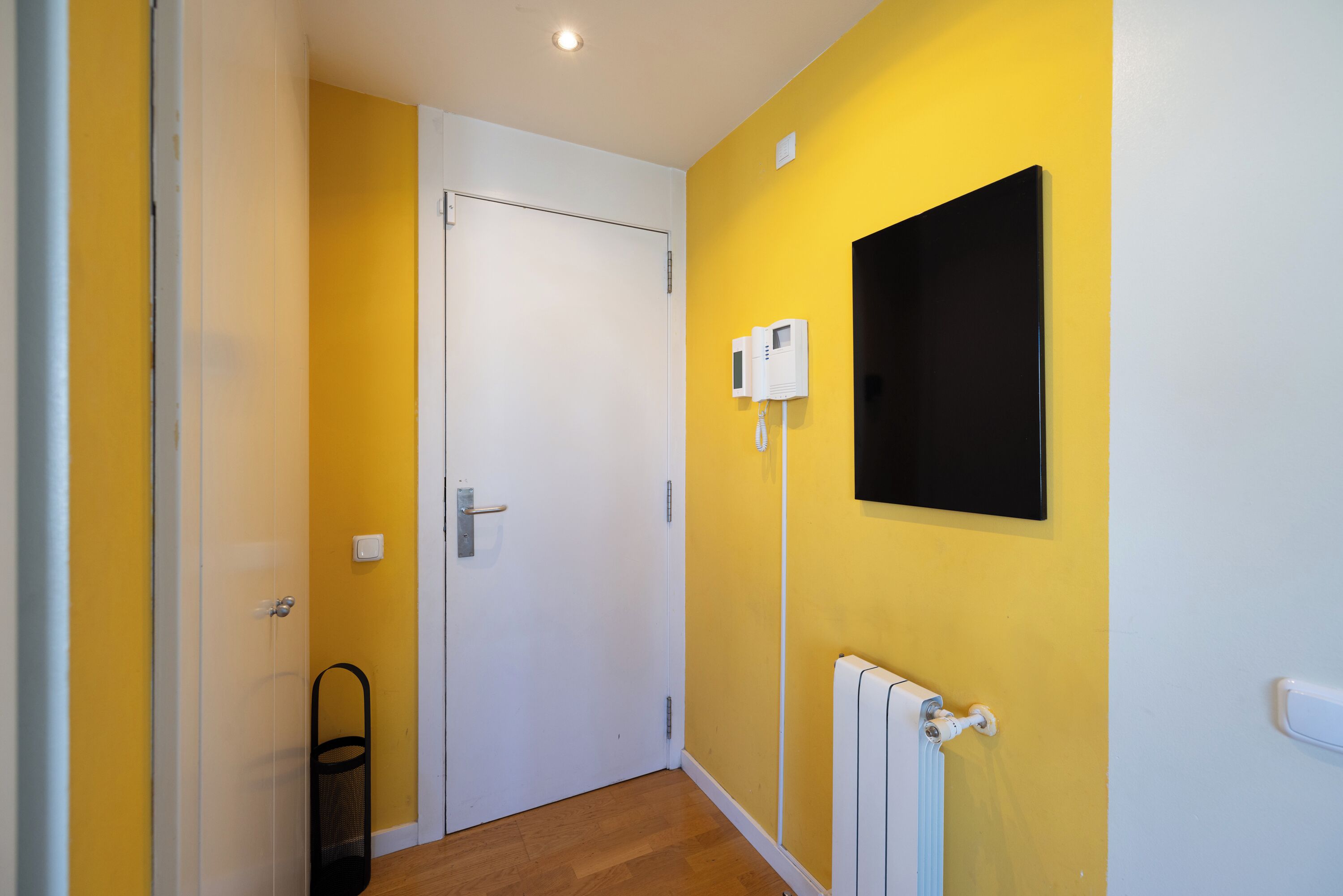 Departamento (2 Bedrooms) | Área de sala de estar | Televisión de 65 pulgadas con canales por cable 